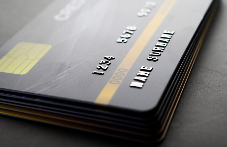 Дебетовые карты для путешествий в 2026 году: снятие наличных, конвертация и оплата за границей